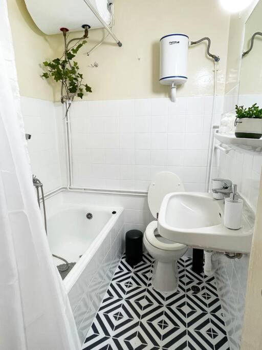 Cute And Quiet Apartment In The Center Of Атина Екстериор снимка